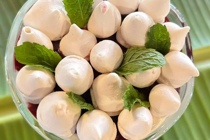 Restaurante - pavlova desconstruída ( suspiro, creme patisserie, morangos